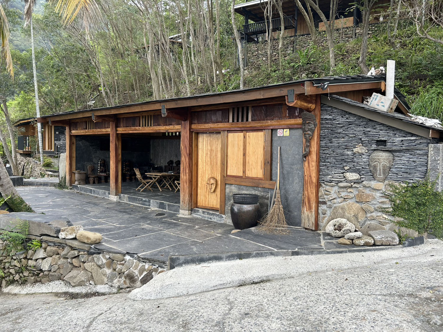 石頭屋建築 - 展現傳統工藝與自然材料的美感